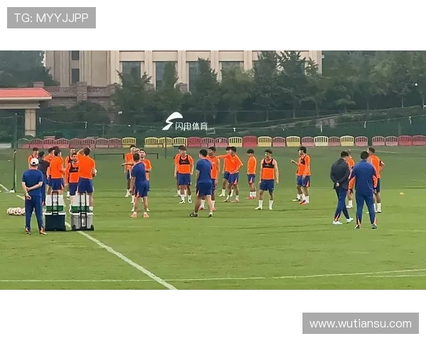 山东泰山队在武汉体育中心进行赛前踩场训练为即将到来的比赛做好准备