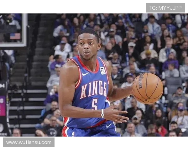 福克斯半场表现抢眼4投2中斩获13分2篮板2助攻罚球全中助力球队