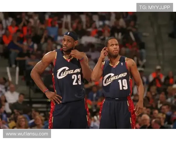 詹姆斯重温青春岁月与高中队友合影穿橄榄球队服引发回忆